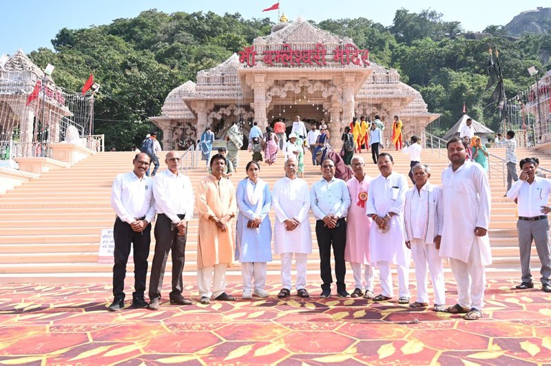 (दुर्ग-रायपुर) पूर्व गृहमंत्री ताम्रध्वज ने परिवार के साथ किया मां बमलेश्वरी का दर्शन-पूजन