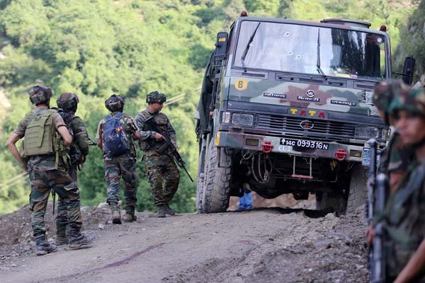J&K में सुरक्षाबलों ने नाकाम की बड़ी साजिश, सेना ने मार गिराया आतंकी; युद्ध जैसे हथियार बरामद