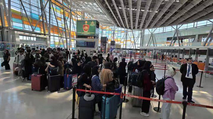 ईरान में फंसे भारतीयों को निकालने के लिए इस्लामिक देश ने हवाई क्षेत्र खोला