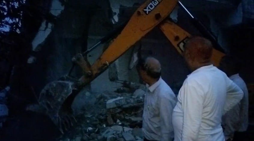(बिलासपुर) 11 एकड़ की सरकारी जमीन पर अतिक्रमण, 8 दलालों के खिलाफ  एफ आईआर, 6 गिरफ्तार, इधर रिपोर्ट दर्ज होते ही अवैध कब्जे पर चला बुलडोजर