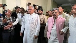 (रायपुर) चैतन्य बघेल की गिरफ्तार के बाद भूपेश बघेल,नेता प्रतिपक्ष चरणदास महंत और कांग्रेस विधायक पहुंचे न्यायालय
