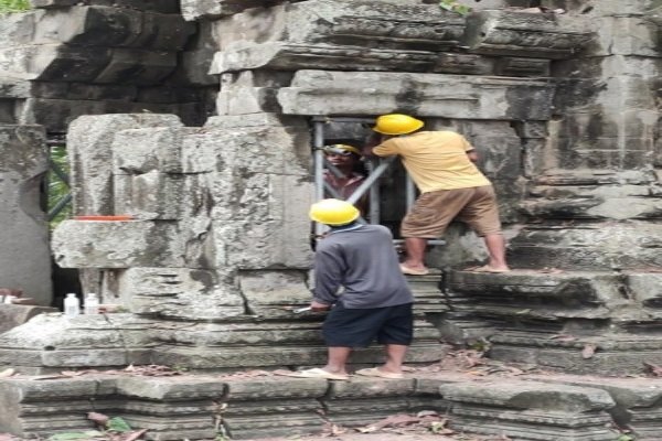 कंबोडिया के मशहूर अंगकोर थॉम मंदिर की दीवार की मरम्मत का काम जारी