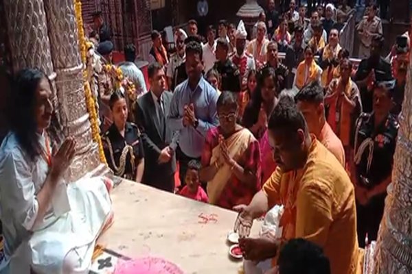 राष्ट्रपति द्रौपदी मुर्मू ने वृंदावन के ठाकुर बांके बिहारी मंदिर में किए दर्शन