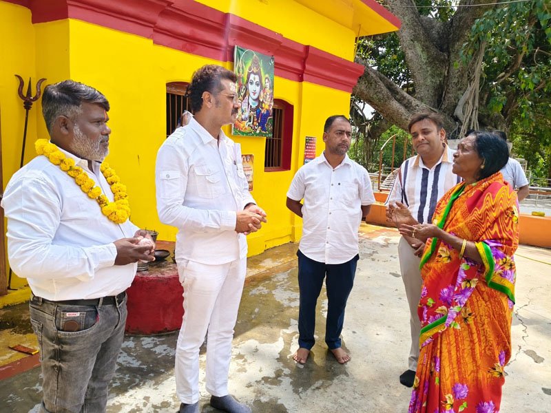 (जगदलपुर) देव स्थलों और शिवालयों की साफ सफाई के जुटे महापौर संजय पाण्डेय