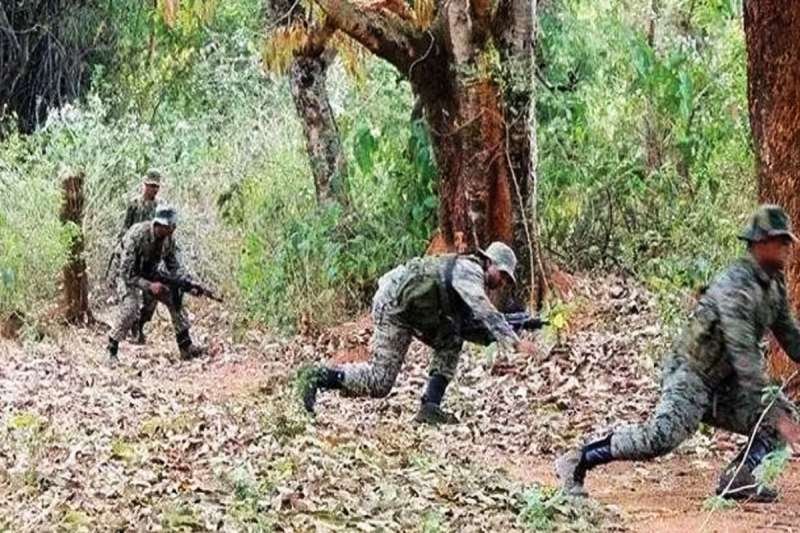 नक्सलियों की कायराना हरकत : नक्सलियों ने मुखबिरी के शक में की युवक की हत्या, आईडी की चपेट में आने से ग्रामीण घायल