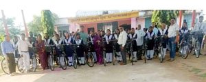 (धमतरी) धमतरी जिले में सरस्वती सायकल योजना का सफल क्रियान्वयन, अधिकांश शालाओं में वितरण पूर्ण