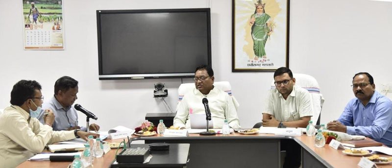 (जगदलपुर) मेडिकल कॉलेज हॉस्पिटल में सुविधाओं के विस्तार पर दें ध्यान - कमिश्नर डोमन सिंह