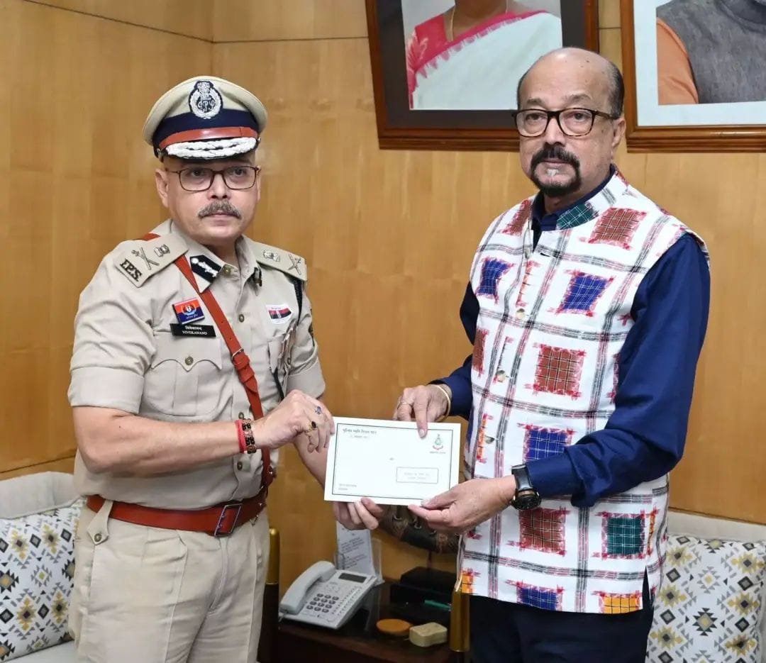 (रायपुर) राज्यपाल डेका से छत्तीसगढ़ सशस्त्र बल के एडीजी विवेकानंद सिन्हा ने की मुलाकात
