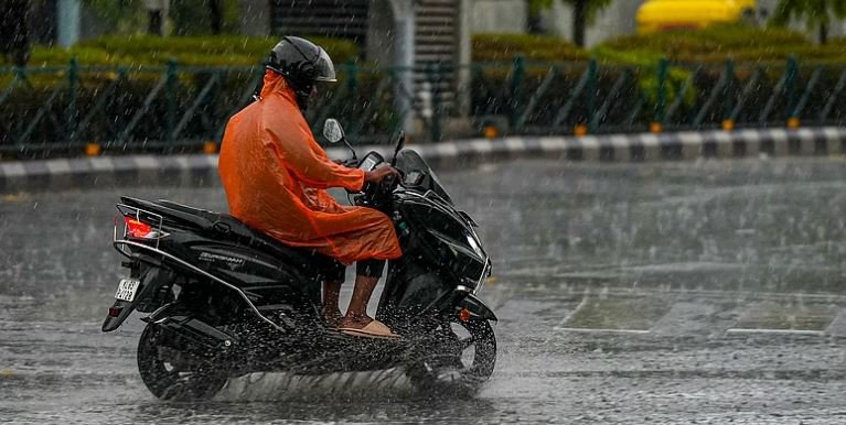 कुछ घंटों की बारिश ने खोली व्यवस्था की पोल, महानगर के कई इलाके जलमग्न