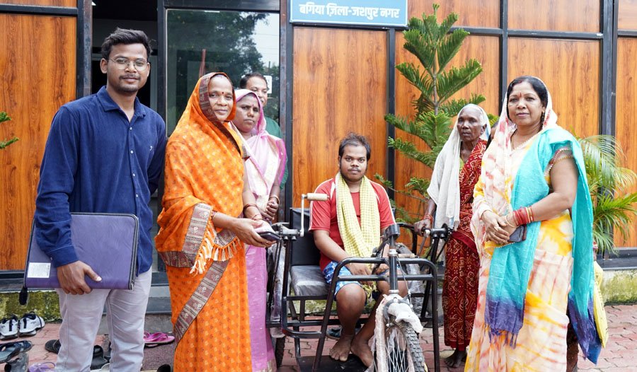 (जशपुरनगर) सीएम कैंप कार्यालय में दिव्यांग नारायण सिंह को मिली ट्राईसायकल