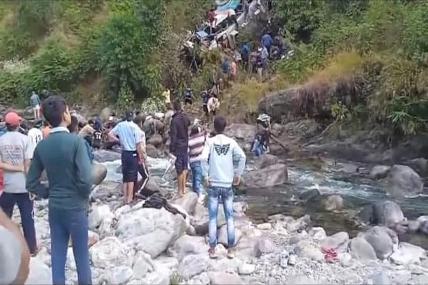 उत्तराखंड में अनियंत्रित होकर गहरी खाई में गिरी यात्रियों से भरी बस, 22 की मौत