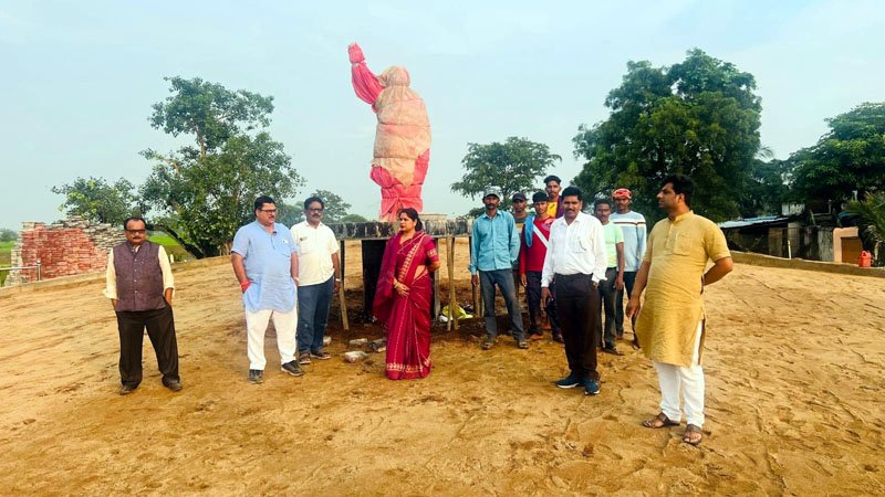 (धमतरी) प्रदेश उपाध्यक्ष रंजना साहू ने भाजपाइयों के साथ किया निर्माणाधीन अटल चौक का निरीक्षण