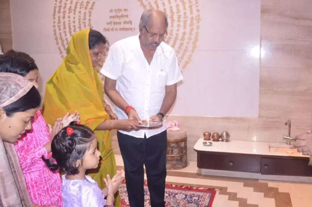 (रायपुर) सांसद बृजमोहन अग्रवाल ने देवी स्वरूपा कन्याओं का पूजन कर भोजन खिलाया