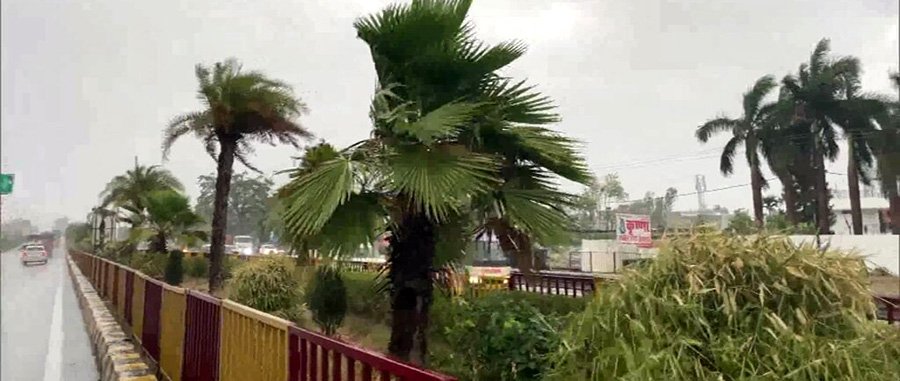 उत्तर भारत के कई राज्यों में अंधड़-बारिश का कहर, तापमान में आई गिरावट 