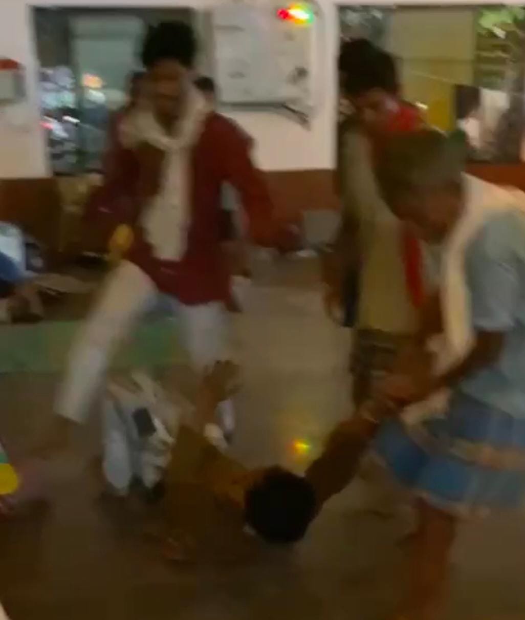 (जगदलपुर) बस्तर दशहरा रथ निर्माण स्थल पर युवक की अनुशासनहीन हरकत, कारीगरों ने की जमकर पिटाई