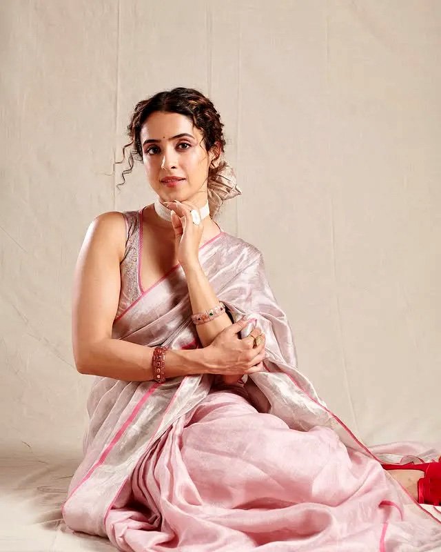 खूबसूरत साड़ी पहन सान्या मल्होत्रा ने दिखाईं दिलकश अदाएं, कातिलाना अदाओं से इंटरनेट पर लूटी लाइमलाइट