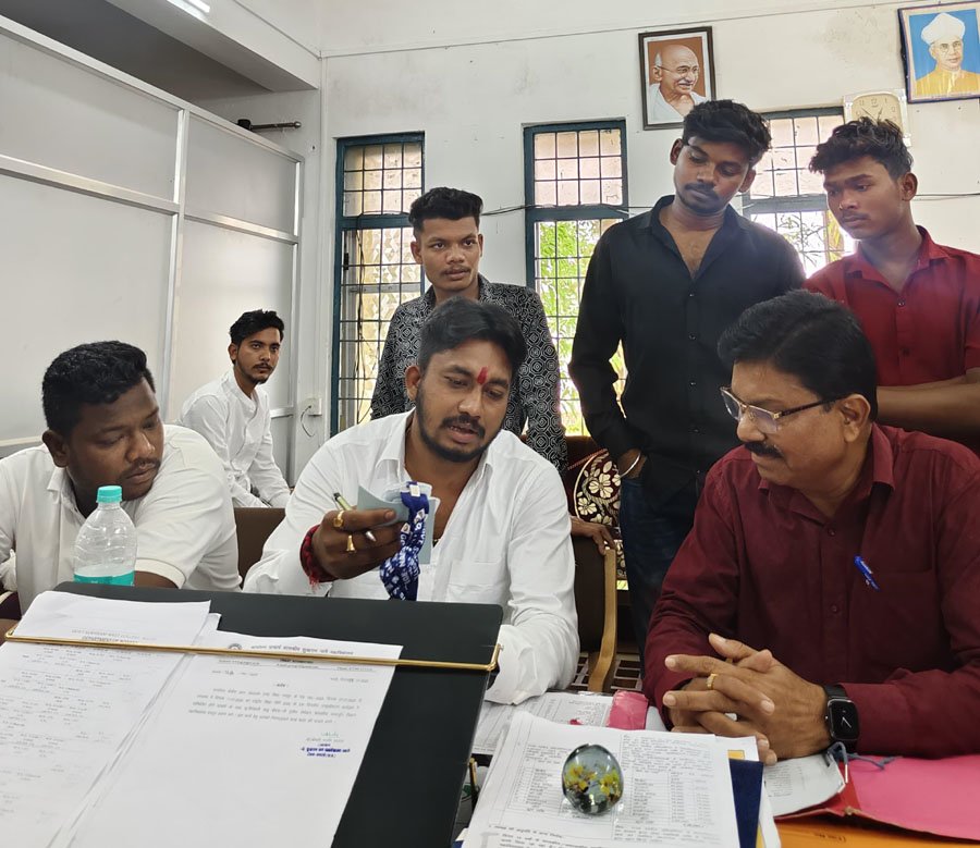 (धमतरी) एनएसयूआई ने स्वामी आत्मानंद शासकीय इंग्लिश मीडियम स्कूल की मिल रही शिकायतों के संबंध में प्राचार्य से मुलाकात की