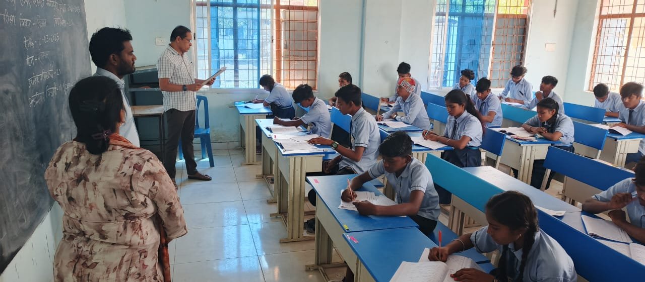 (सारंगढ़ बिलाईगढ़) कलेक्टर धर्मेश साहू ने हाईस्कूल परीक्षा केंद्रों का किया निरीक्षण