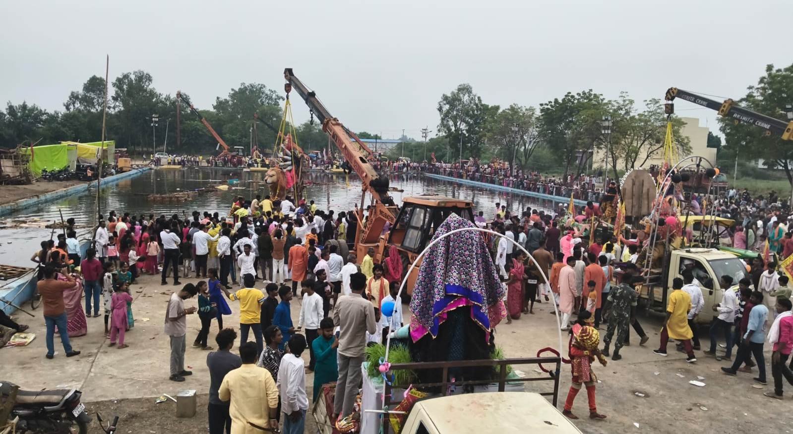 (रायपुर) महादेवघाट में माता दुर्गा की 176 बड़ी मूर्तियों का हुआ विसर्जन