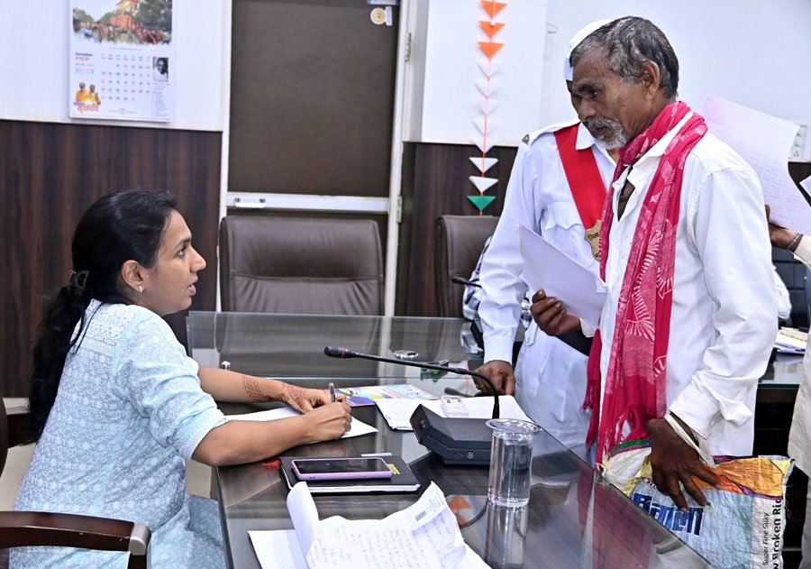 (धमतरी) कलेक्टर ने जनदर्शन में दूर-दराज से पहुंचे लोगों की सुनी समस्या, शिकायत और मांग