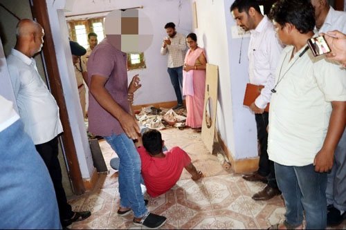 (कवर्धा) डॉक्टर दंपत्ति हत्याकांड में कहानी दोहराई गई, आरोपी को पुलिस ने लेकर किया घटनास्थल पर सीन रीक्रिएशन