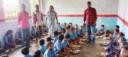 (रायपुर)प्राथमिक शाला मेचका में हुआ न्यौता भोजन