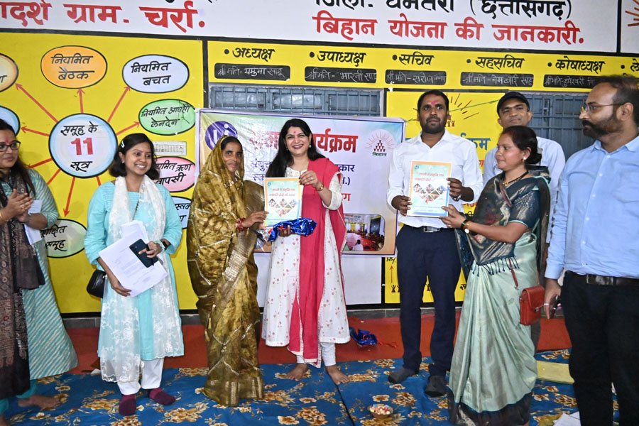 (धमतरी) संयुक्त सचिव स्वाति शर्मा पहुंचीं दुगली वनधन विकास केन्द्र, गतिविधियों की ली जानकारी