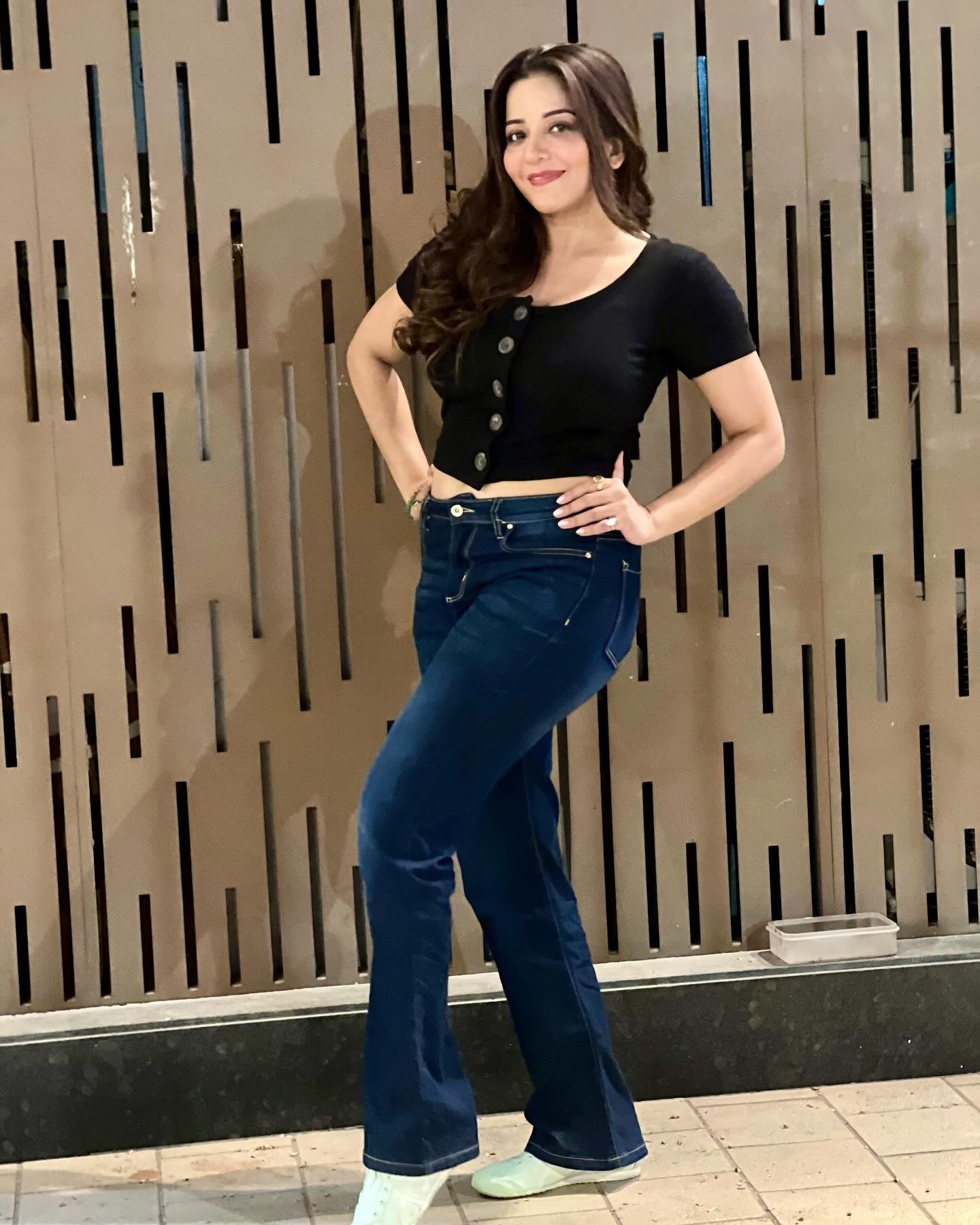 ब्लैक फिटेड टॉप और डेनिम जींस में मोनालिसा ने ढाया कहर, सोशल मीडिया पर वायरल हुई तस्वीरें 