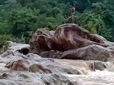 (दंतेवाड़ा) इंद्रावती नदी में डोंगी पलटने से एक लापता, एक फंसा, रेस्क्यू जारी