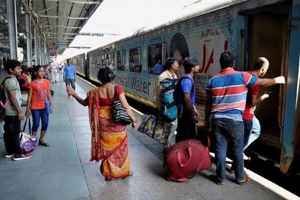 ट्रेन में वेटिंग टिकट पर सफर करने वालों के लिए बड़ी खबर, जान लें नहीं तो परेशानी में पड़ जाएंगे