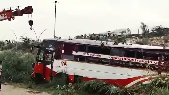 आगरा एक्सप्रेसवे से नीचे गिरी बिहार-दिल्ली डबल डेकर बस, 2 यात्रियों की मौत