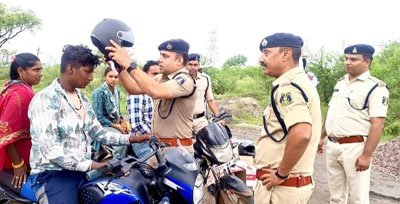 (जांजगीर-चांपा) ऑपरेशन उपहार के तहत पुलिस अधीक्षक ने किया नि:शुल्क हेलमेट वितरण मोटर सायकल चालक को