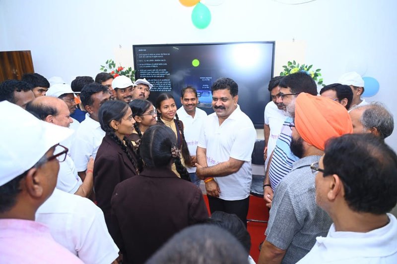 (रायपुर) उपमुख्यमंत्री शर्मा जिस स्कूल में पढ़े, अब उस स्कूल के बच्चों को मिली स्मॉर्ट क्लास की सुविधा