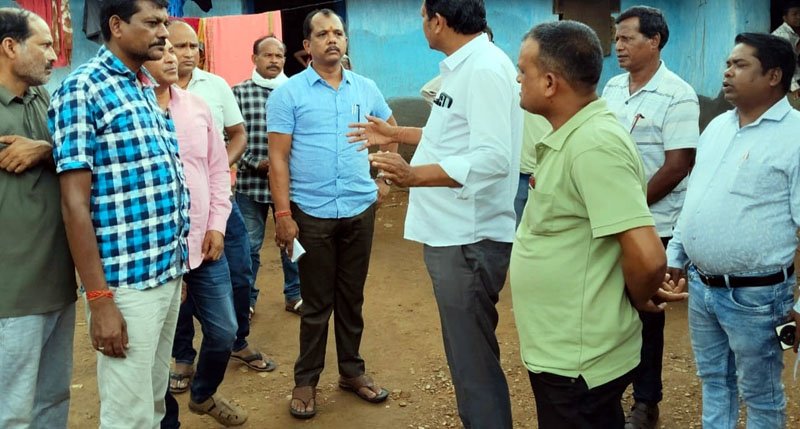 (जशपुरनगर) सांप काटने से मृत छात्र अमृत साय के घर पहुंचे जिला पंचायत अध्यक्ष सालिक साय