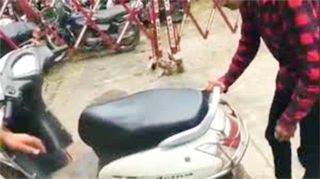 (रायपुर) कलेक्ट्रेट परिसर के पास खड़ी एक्टिवा पार