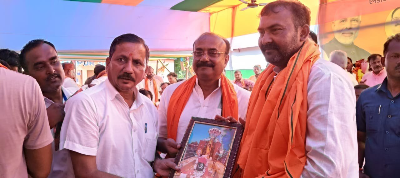 एनडीए कार्यकर्ता सम्मेलन में मंत्री मंटू सिंह और विधायक संजीव चौरसिया का सम्मान