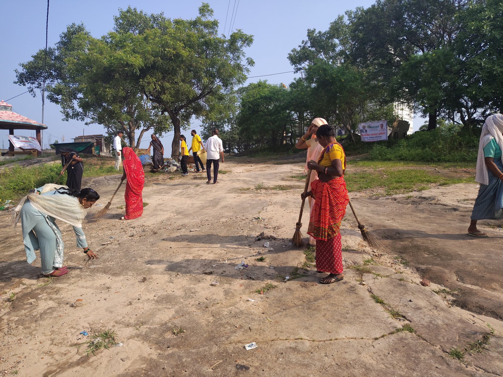 (एमसीबी) स्वच्छता ही सेवा अभियान के अंतर्गत सिद्ध बाबा धाम में जनप्रतिनिधियों की सहभागिता से हुआ सामुदायिक श्रमदान
