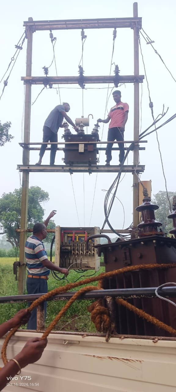 (जशपुरनगर) मुख्यमंत्री कैंप कार्यालय की पहल पर ग्राम रायकेरा में लगाया गया ट्रांसफार्मर