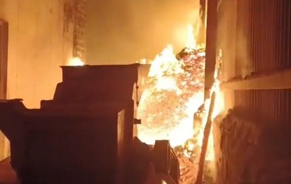फैक्ट्री में लगी भीषण आग से लाखों का नुकसान, मशीने जली बिल्डिंग क्षतिग्रस्त