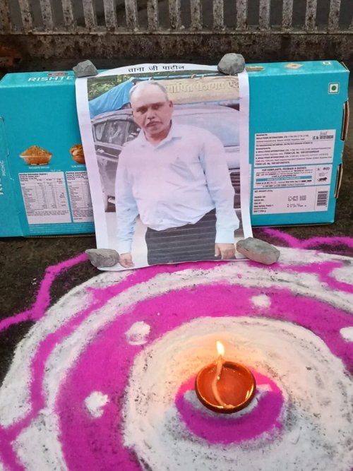 (कोरबा) दीपावली पर भू-विस्थापितों का अनोखा प्रदर्शन: सीजीएम की तस्वीर की पूजा कर जताया विरोध, चप्पलें बरसाकर दी चेतावनी