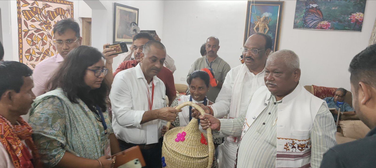 
(जशपुर) विशेष पिछड़ी जनजाति लखपति दीदी मनकुंवारी बाई ने केन्द्रीय मंत्री को समूह द्वारा तैयार सामग्री की टोकरी भेंट की