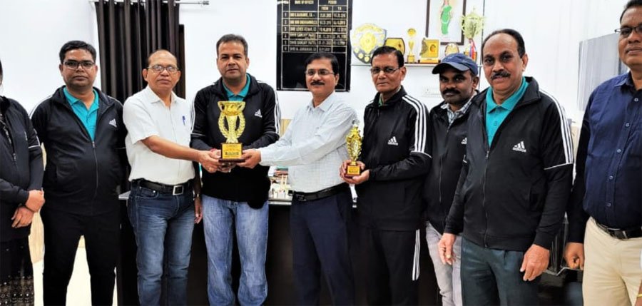 (दुर्ग)टेबल-टेनिस प्रतियोगिता में विजेता खिलाडिय़ों का मुख्य अभियंता ने किया अभिनंदन