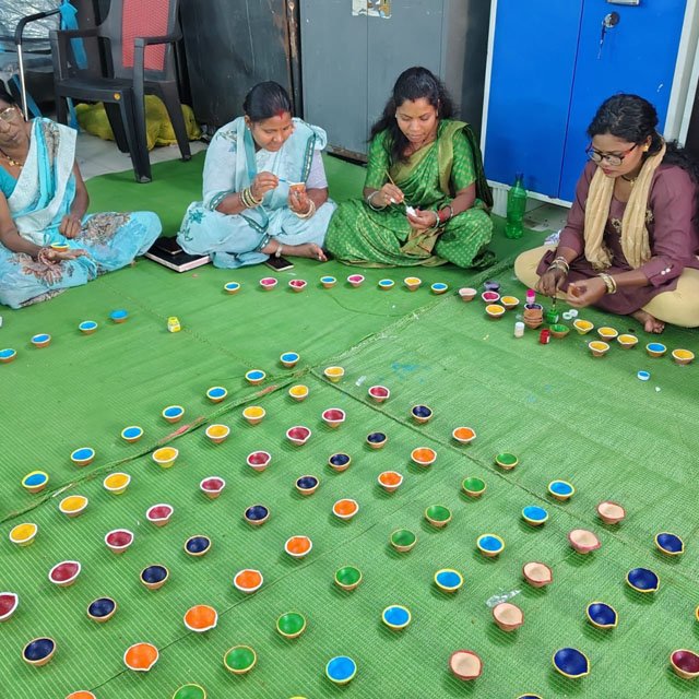 (गौरेल पेण्ड्रा मारवाही) सफलता की कहानी : दीयों और पूजा सामग्री के बिक्री से समूह की महिलाएं हो रही समृद्ध