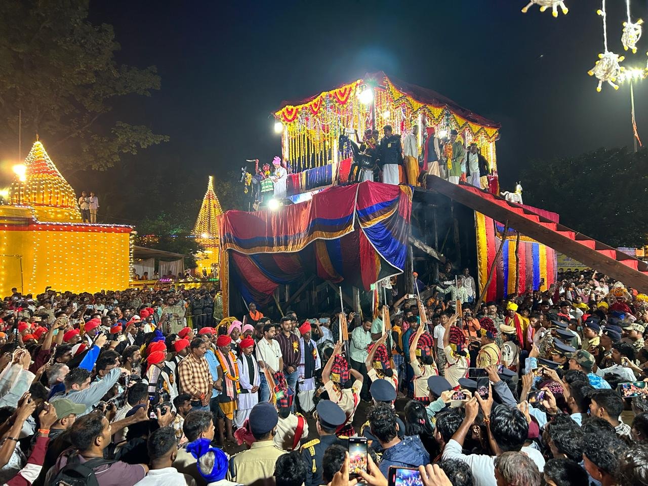 (जगदलपुर) बस्तर दशहरा की महत्वपूर्ण रस्म,भीतर रैनी में 8 चक्कों वाले विजय रथ की हुई परिक्रमा