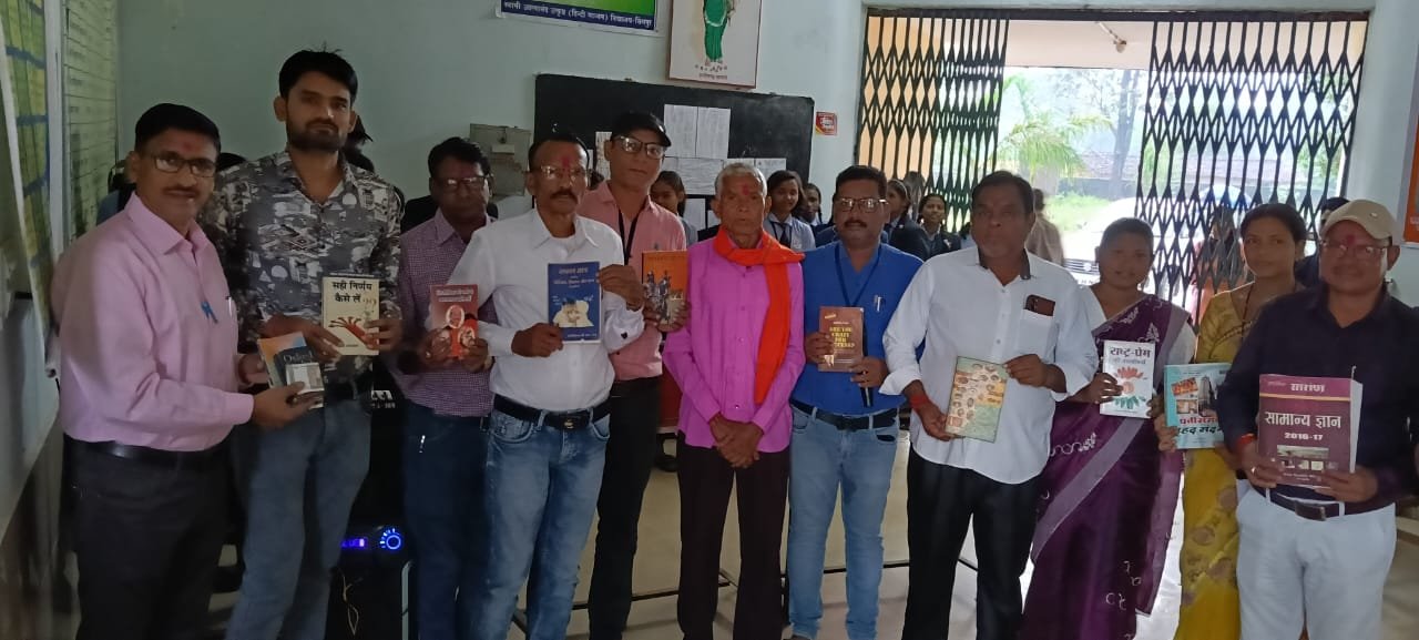 (धमतरी) सेवा निवृत्त प्रधान पाठक ने पत्नी के जन्म दिन पर स्कूल में डेढ़ दर्जन मोटिवेशनल एवं प्रतियोगी परीक्षा की पुस्तकें भेंट की