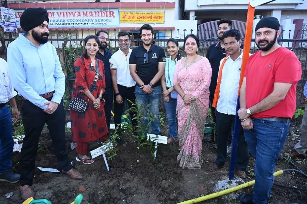 (रायपुर)पंडरी एक्सप्रेस वे मार्ग को हरियालीयुक्त बनाने पौधरोपण