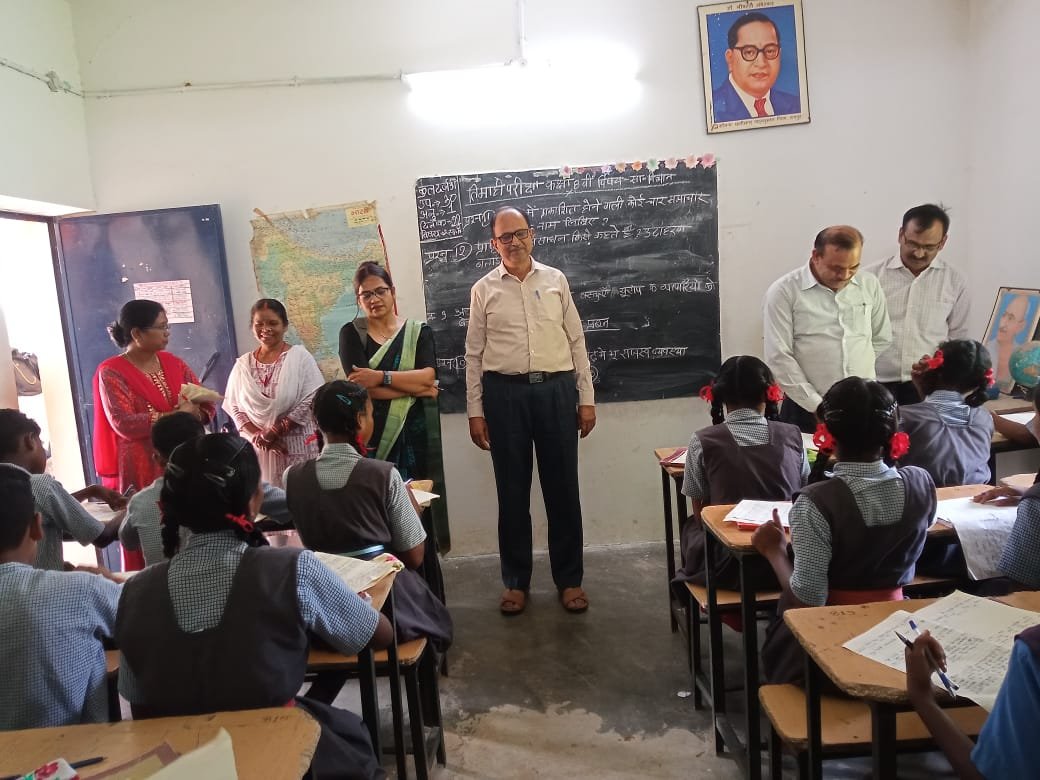 (एमसीबी)डीईओ ने विद्यालयों का औचक निरीक्षण, छात्र-छात्राओं को दी मूल्यवान परीक्षा की सलाह
