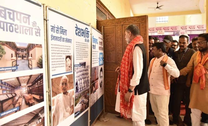 (जगदलपुर।) सांस्कृतिक विरासत दर्शाने वाले पोस्टर लगाए पीएम के जन्म दिवस पर प्रदर्शनी में