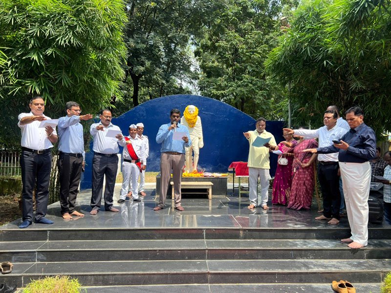 (जगदलपुर) कमिश्नर,कलेक्टर ने महात्मा गांधी को दी श्रद्धांजलि