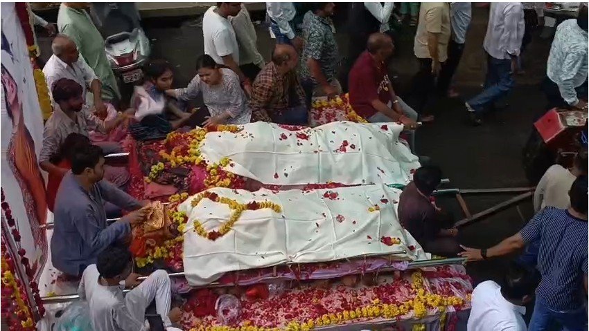 MP के दंपत्ति को श्रद्धांजलि देने उमड़ पड़ा शहर, बेटा-बेटी ने दी मुखाग्नि